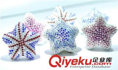 DAD鑲鉆五角星風口香水 鑲鉆五角星汽車飾品 水晶鉆海星風口香膏-饒平縣海山路士達汽車裝飾用品經(jīng)營部提供DAD鑲鉆五角星風口香水 鑲鉆五角星汽車飾品 水晶鉆海星風口香膏的相關介紹、產(chǎn)品、服務、圖片、價格饒平縣海山路士達汽車裝飾用品經(jīng)營部、汽車防爆膜;汽車改裝件;LED燈;汽車飾品;汽車香水;車載小電器;車衣